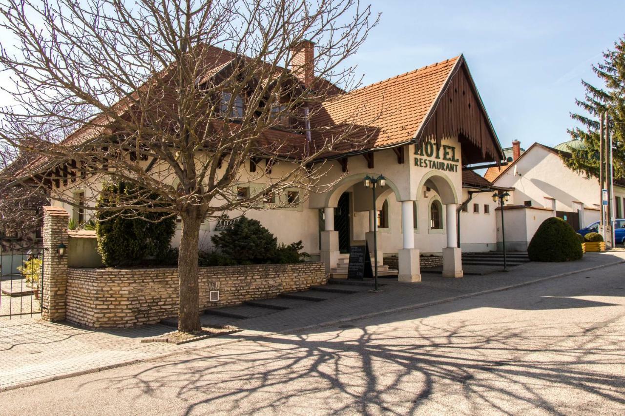 哈西克酒店 Magyarpolány 外观 照片